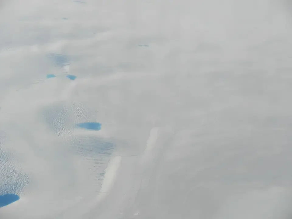 Vista aerea di ghiacciai e nuvole sopra la Groenlandia.