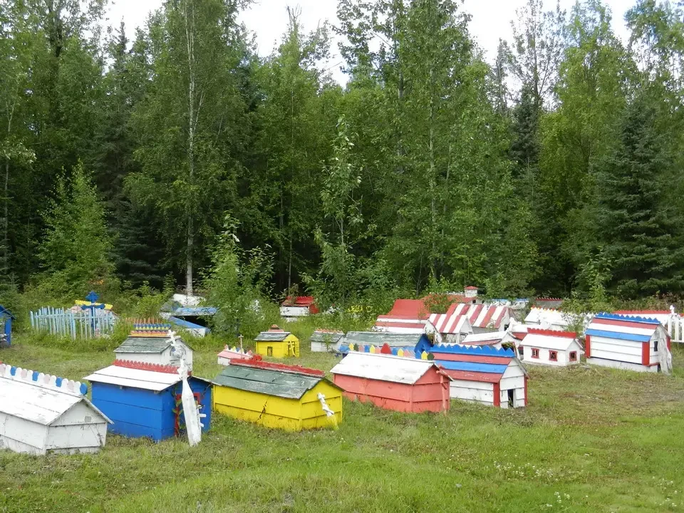 Un campo erboso con piccole strutture colorate in stile tradizionale.