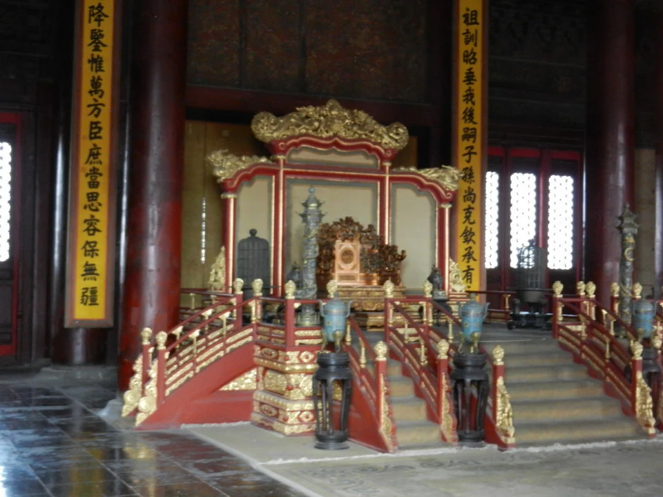 Interno di un palazzo cinese con decorazioni dorate e balaustre.