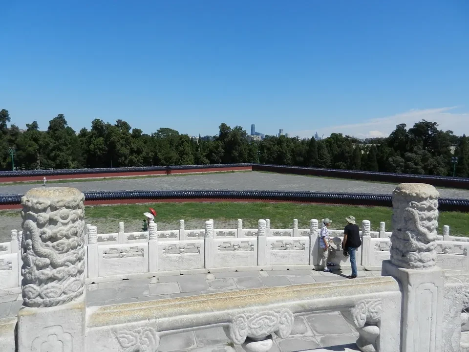 Vista del Tempio del Cielo con un panorama di Pechino.