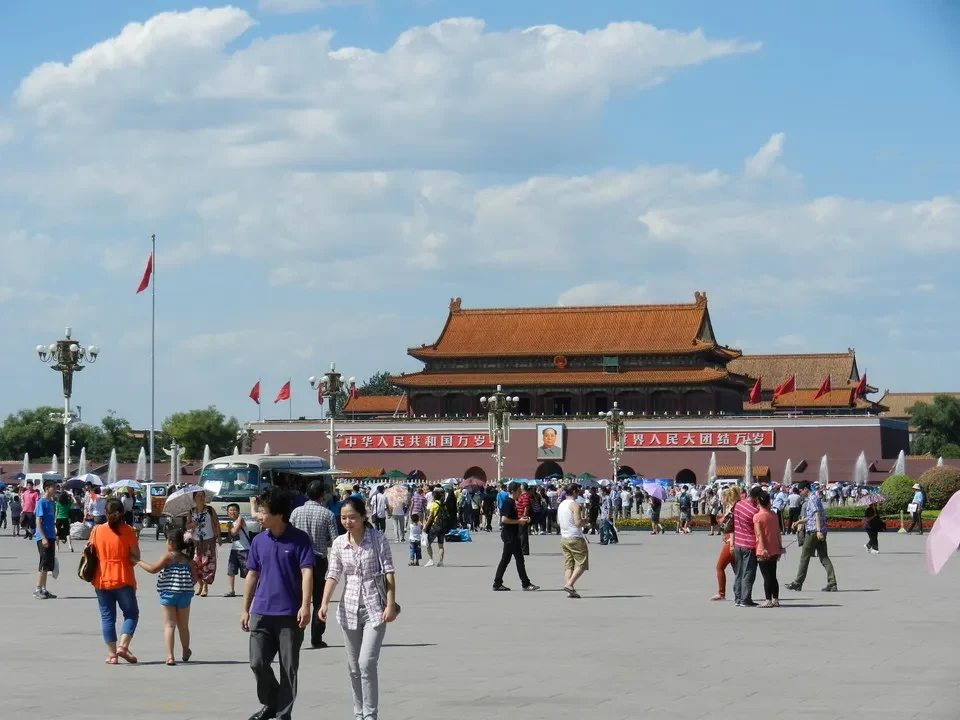 Una piazza ampia e aperta con edifici tradizionali in Cina sotto un cielo nuvoloso.