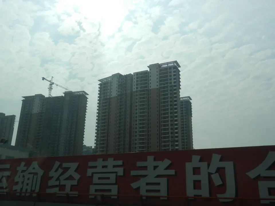 Grattacieli residenziali in costruzione sotto un cielo nuvoloso in Cina.