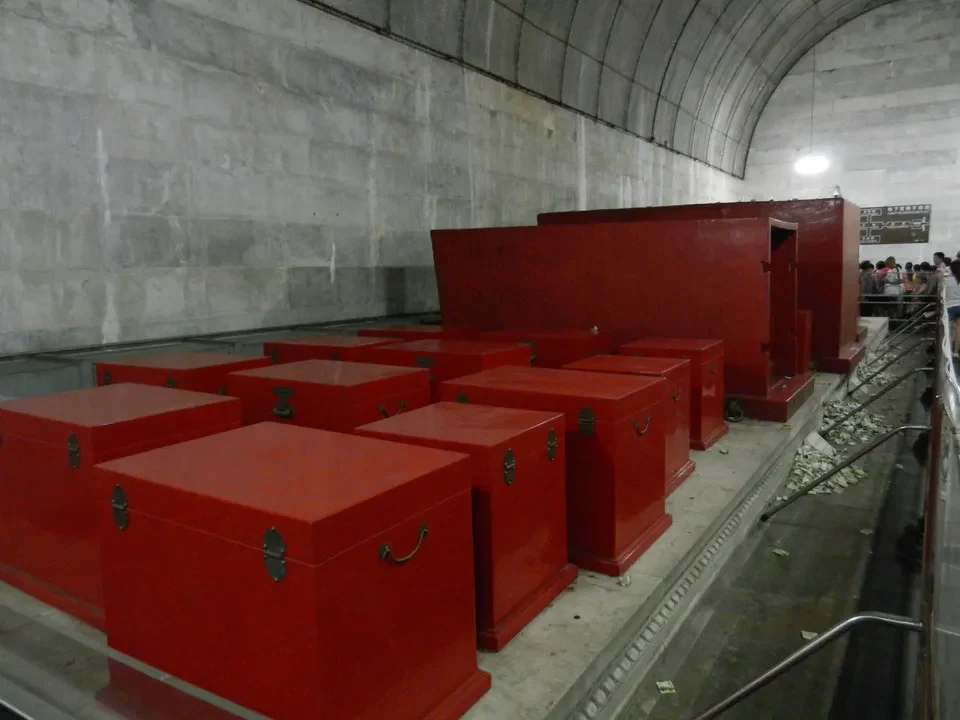 Una galleria di contenitori rossi allineati lungo un corridoio sotterraneo.