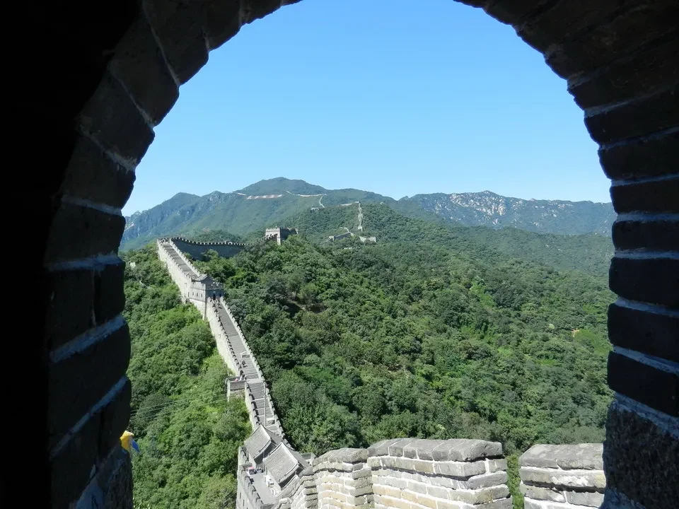 Vista panoramica della Grande Muraglia che si snoda attraverso le colline verdi della Cina.