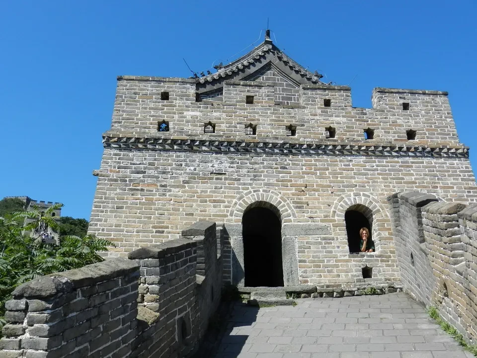 Mura della Grande Muraglia in Cina con mura di pietra e archi.