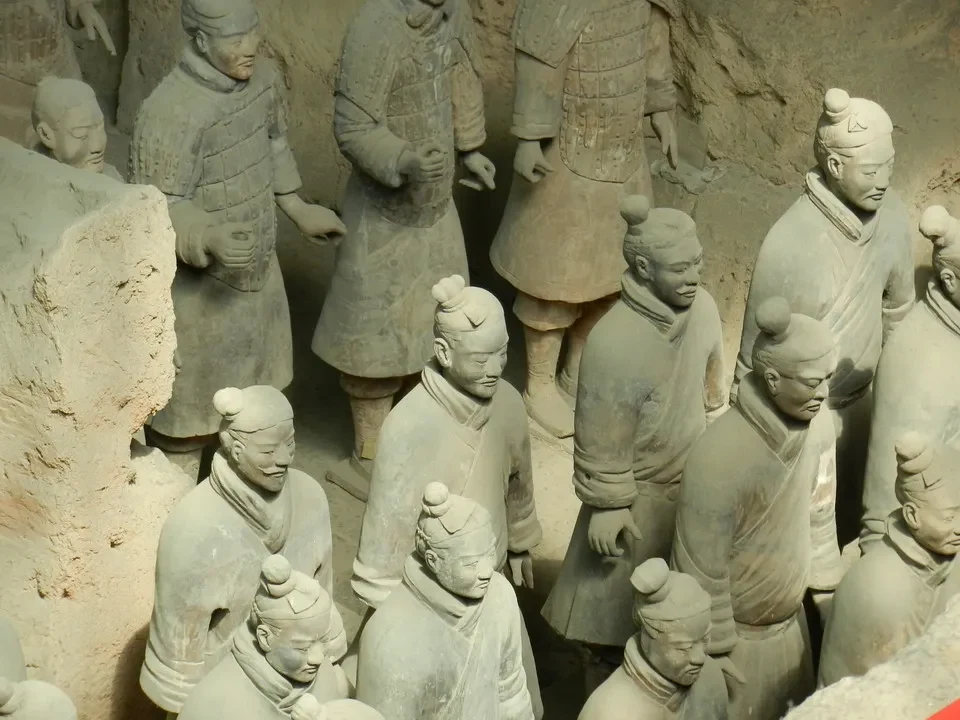 Statue di soldati della terracotta cinese in una formazione.
