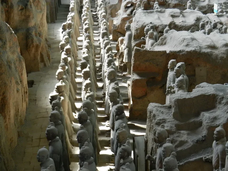Le file di soldati della terracotta nella tomba dell'esercito di terracotta di Xi'an.