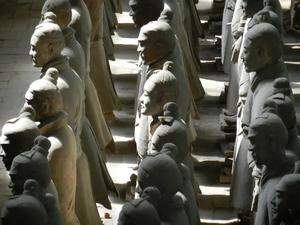 File di soldati della terracotta cinese in fila.