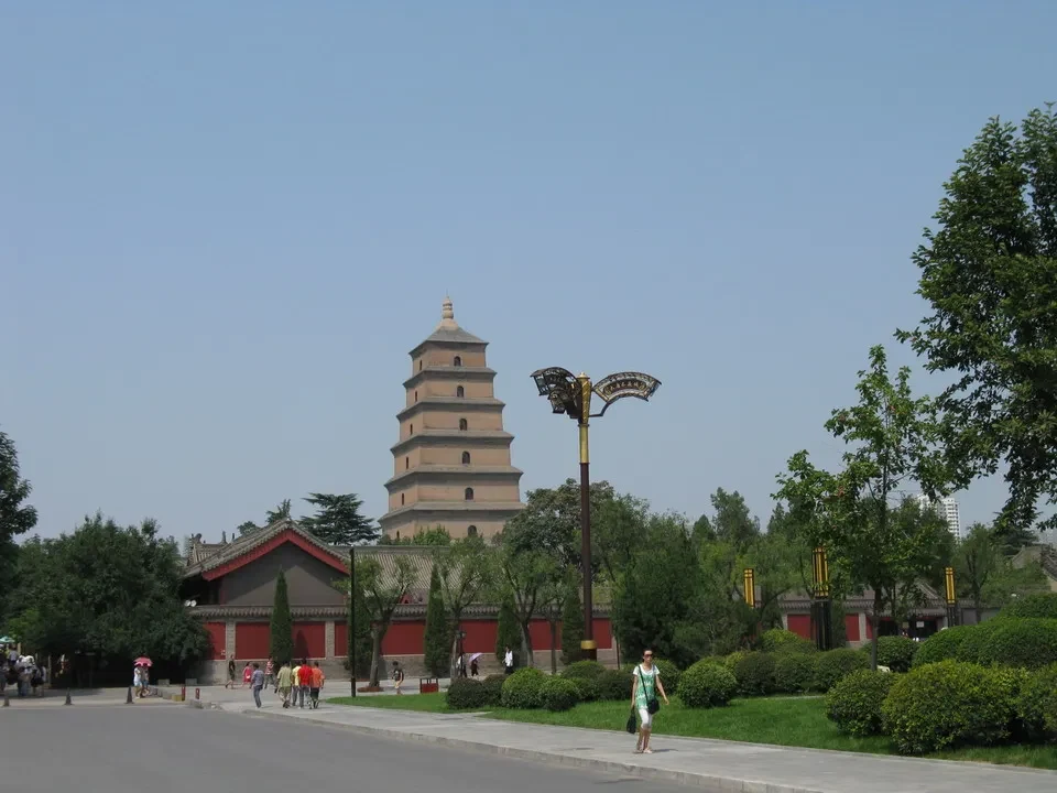Una grande pagoda in stile cinese domina il paesaggio.