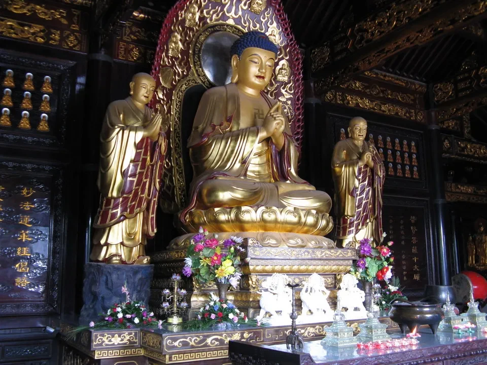 Una grande pagoda decorata con elementi architettonici è visibile in questa immagine cinese.