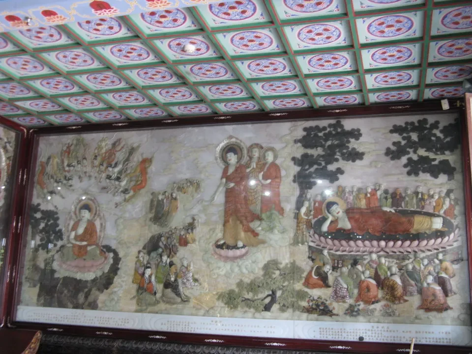 Una grande pagoda decorata è visibile in questa fotografia di un luogo cinese.