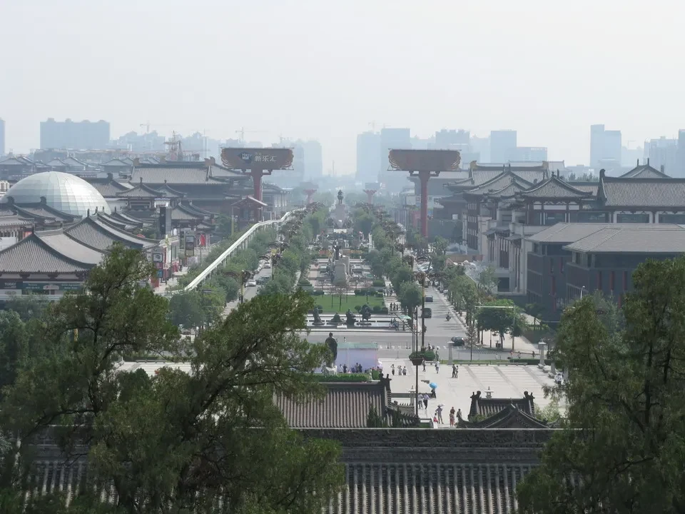 Una grande pagoda è visibile in un paesaggio urbano cinese.