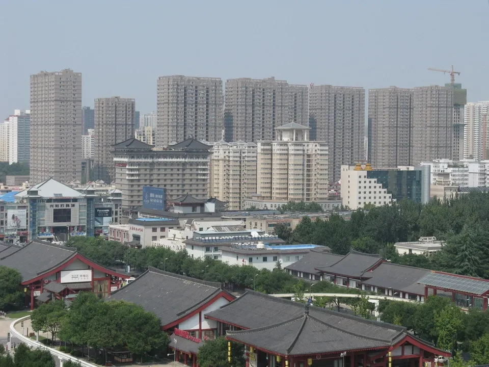 Una grande pagoda è visibile tra gli edifici moderni e tradizionali di Xi'an, Cina.