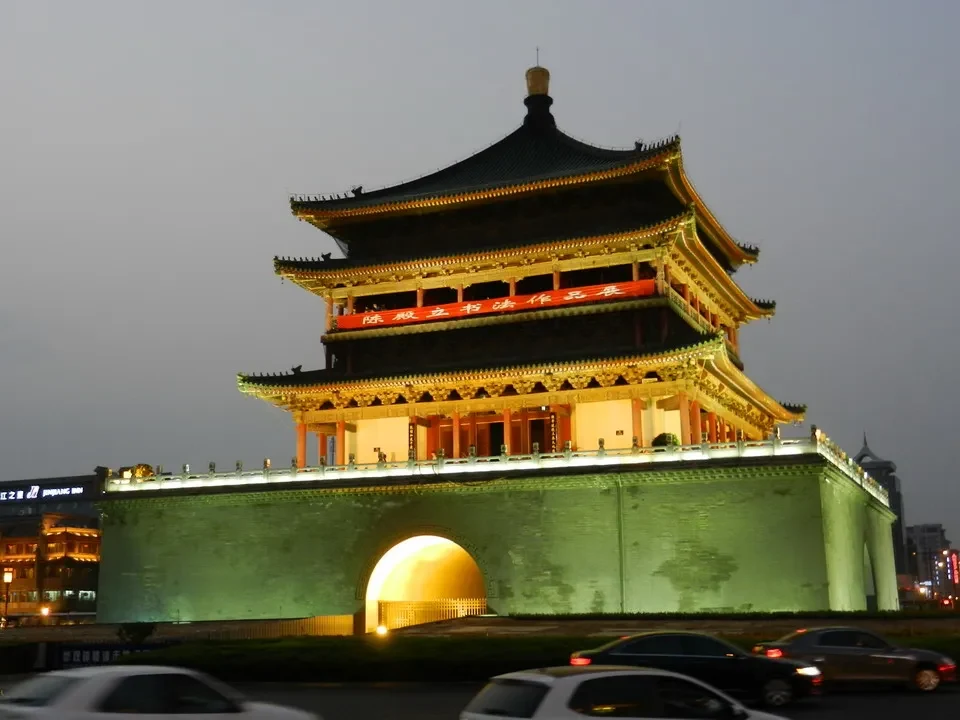 La Torre del Tamburo in Cina illuminata di notte.