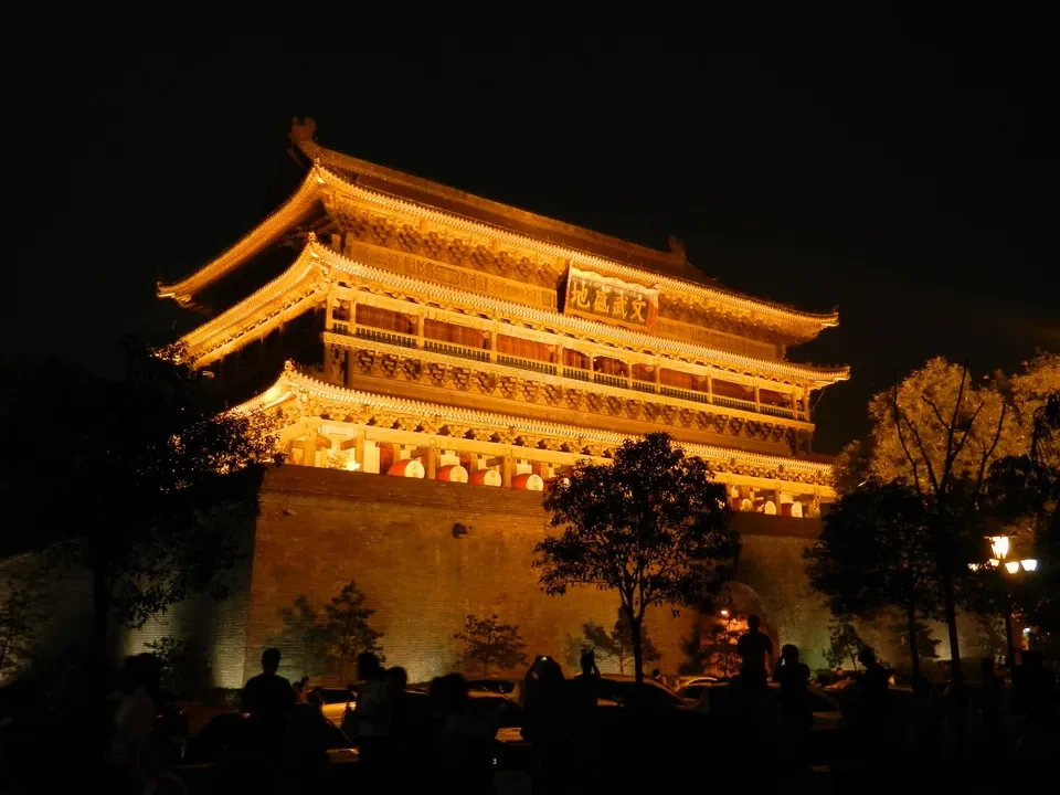 Vista notturna della Torre della Campana a Xi'an in Cina.