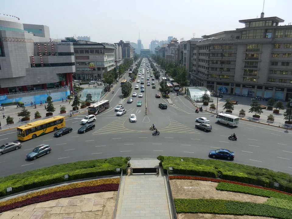 Vista aerea di una strada ampia con edifici moderni in Cina.