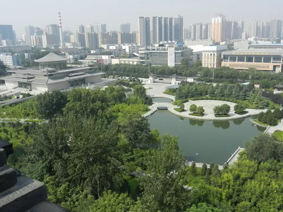 Vista aerea di un parco urbano con edifici sullo sfondo in Cina.