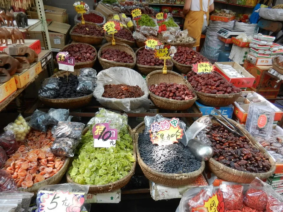 Una galleria di frutta e verdura esposte in un mercato cinese.