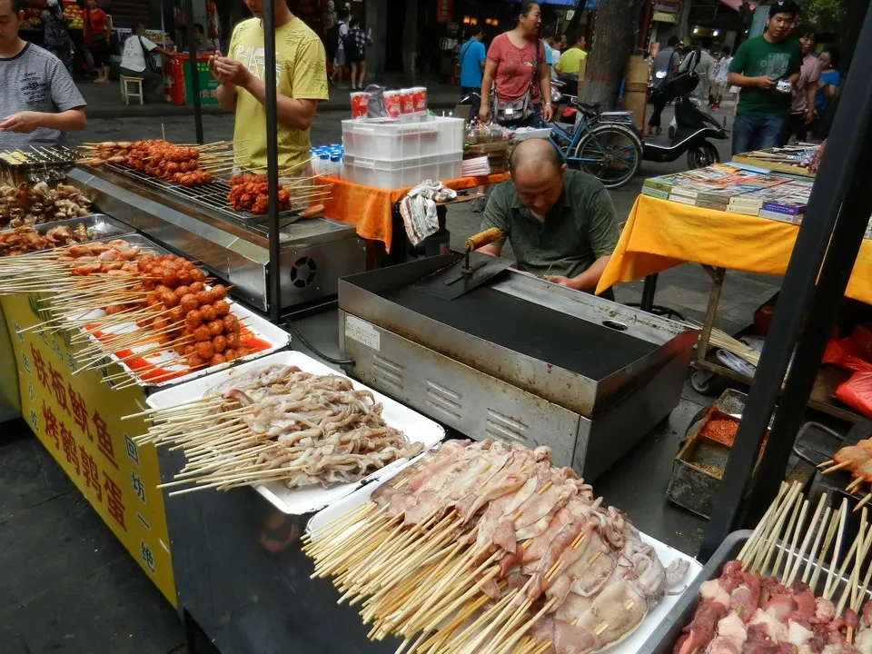 Mercato di strada con esposizioni di carne e cibo in Cina.