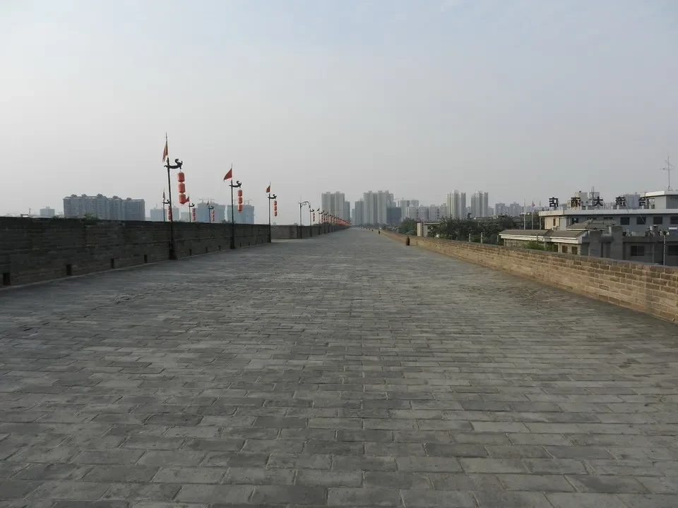 Camminamento pavimentato sulle antiche mura cittadine di Xi’an.