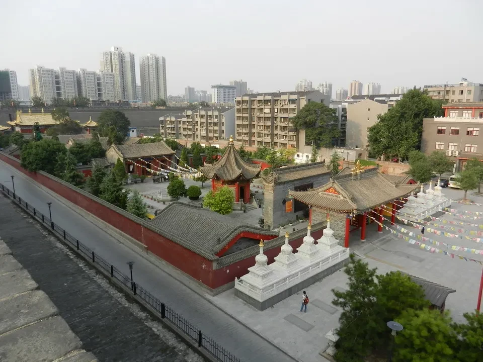 Le mura cittadine di Xi'an con strutture tradizionali in primo piano e grattacieli sullo sfondo.
