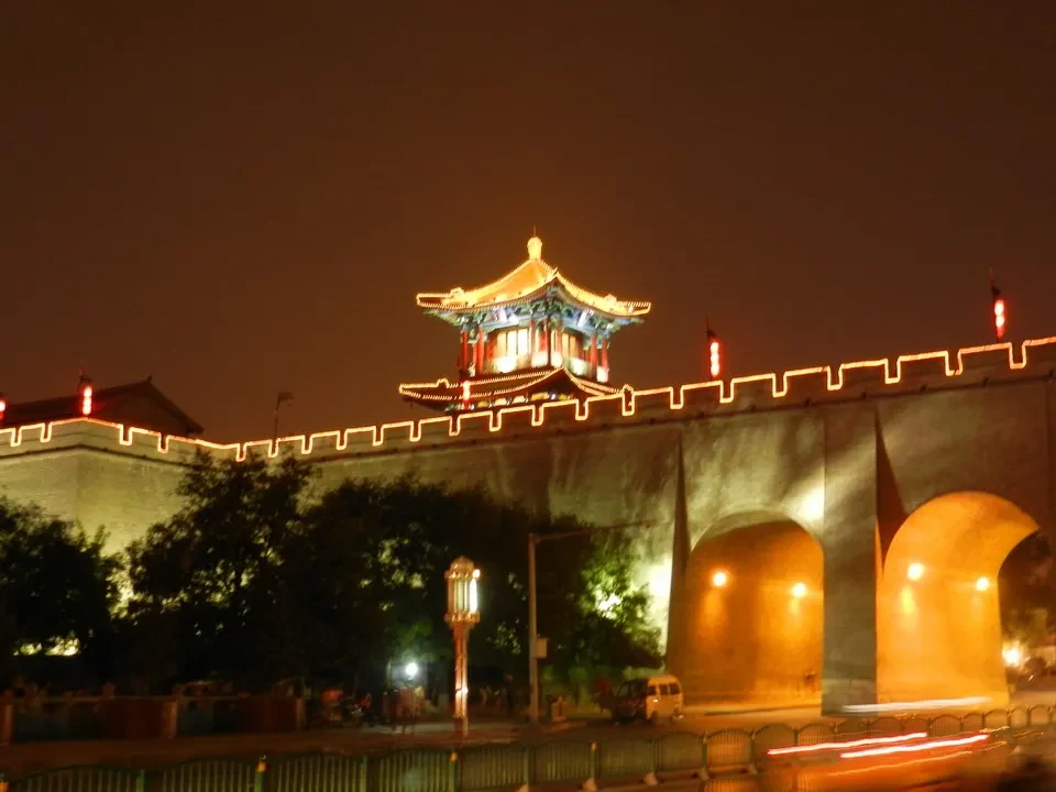 Mura cittadine di Xi'an illuminate di notte con luci dorate.