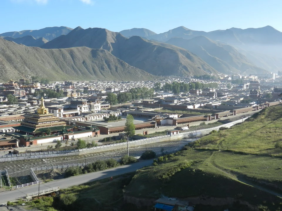 Paesaggio urbano con montagne sullo sfondo in Cina.