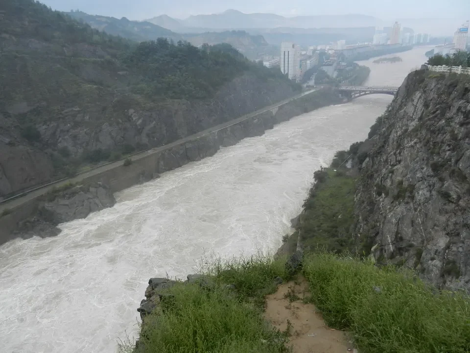 Un fiume impetuoso scorre attraverso un paesaggio montuoso in Cina.