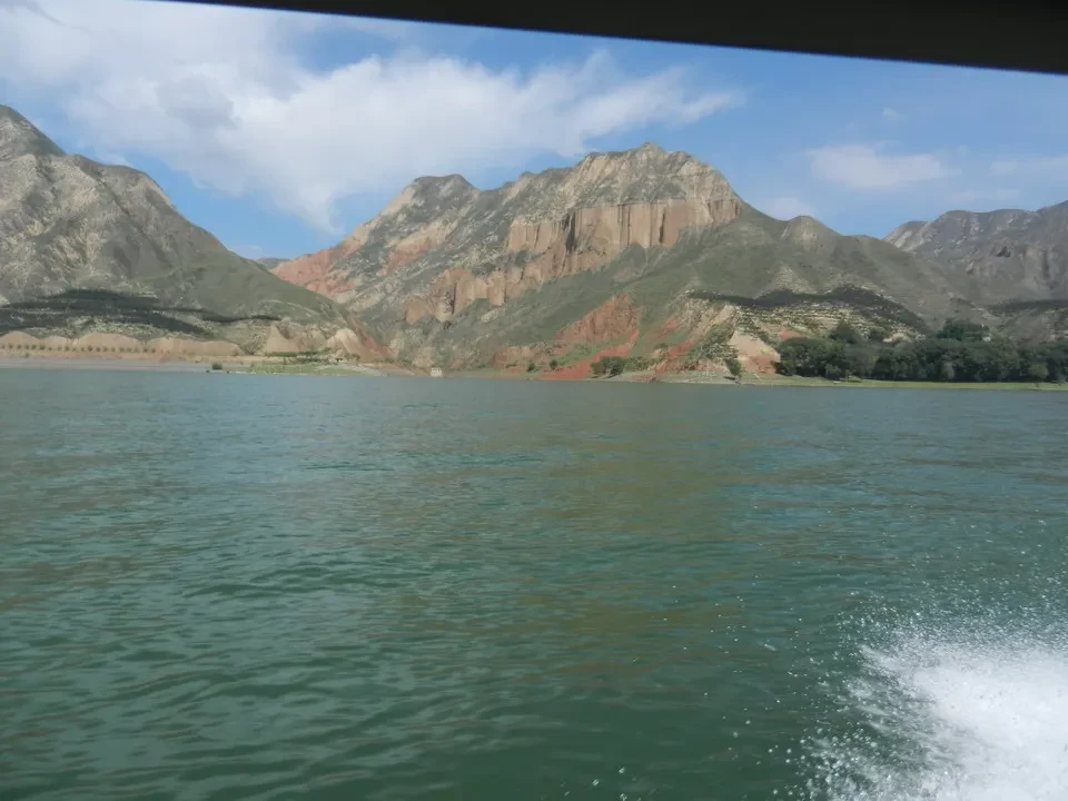 Paesaggio montano e lago in Cina.