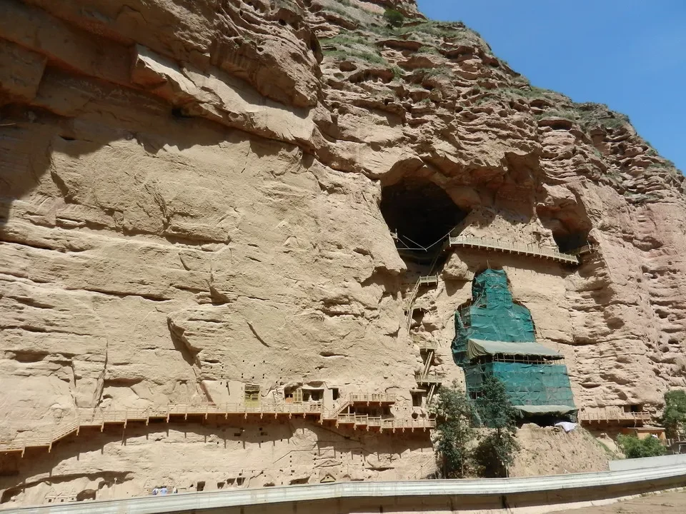 Vista di un tempio scavato nella roccia in Cina.