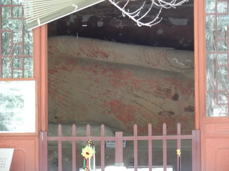 Vista di un tempio tradizionale cinese attraverso una struttura in legno.