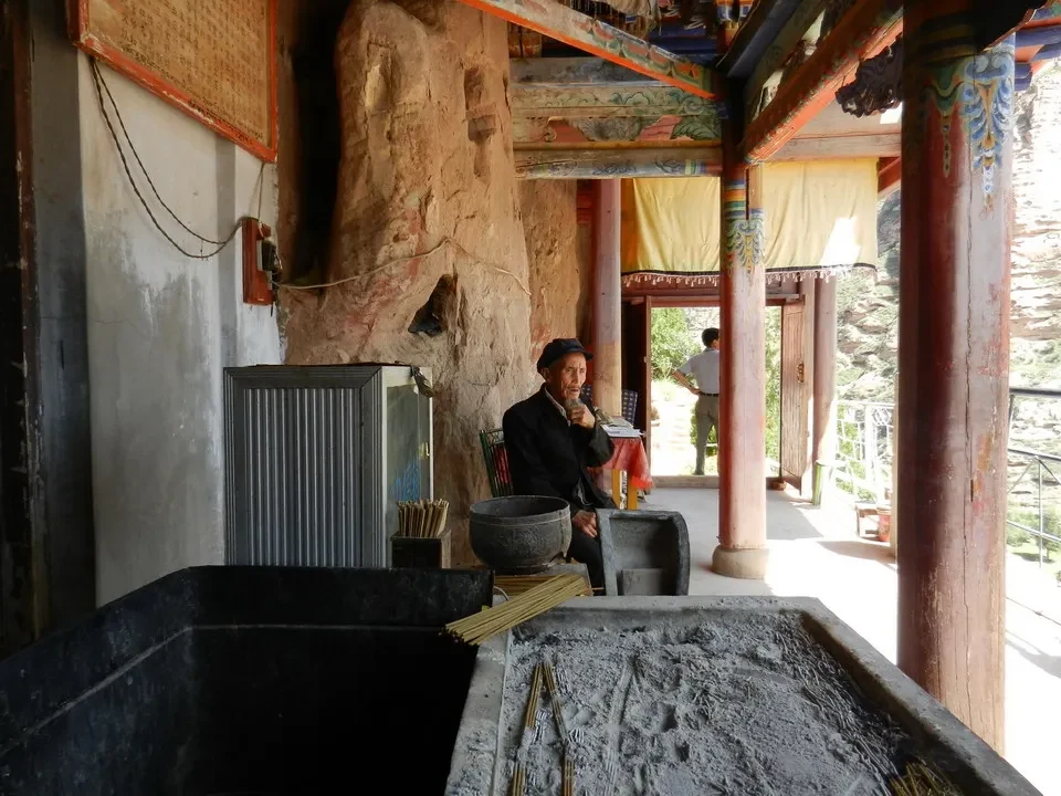 Interno di un tempio cinese con una fontana in pietra.