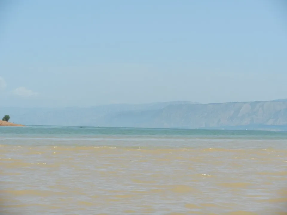 Vista panoramica di un grande specchio d'acqua con colline sullo sfondo in Cina.