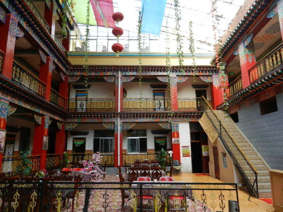 Vista esterna di un edificio tradizionale tibetano con balconi colorati.