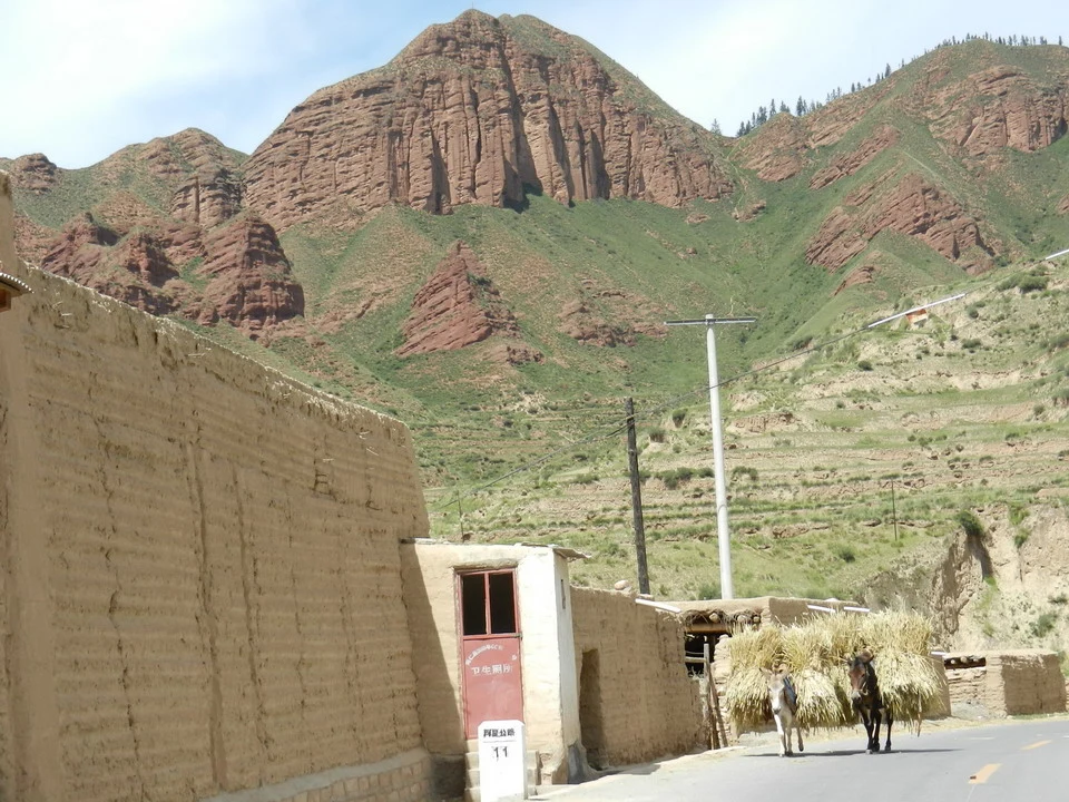 Paesaggio montano e un sentiero in una regione rurale della Cina.