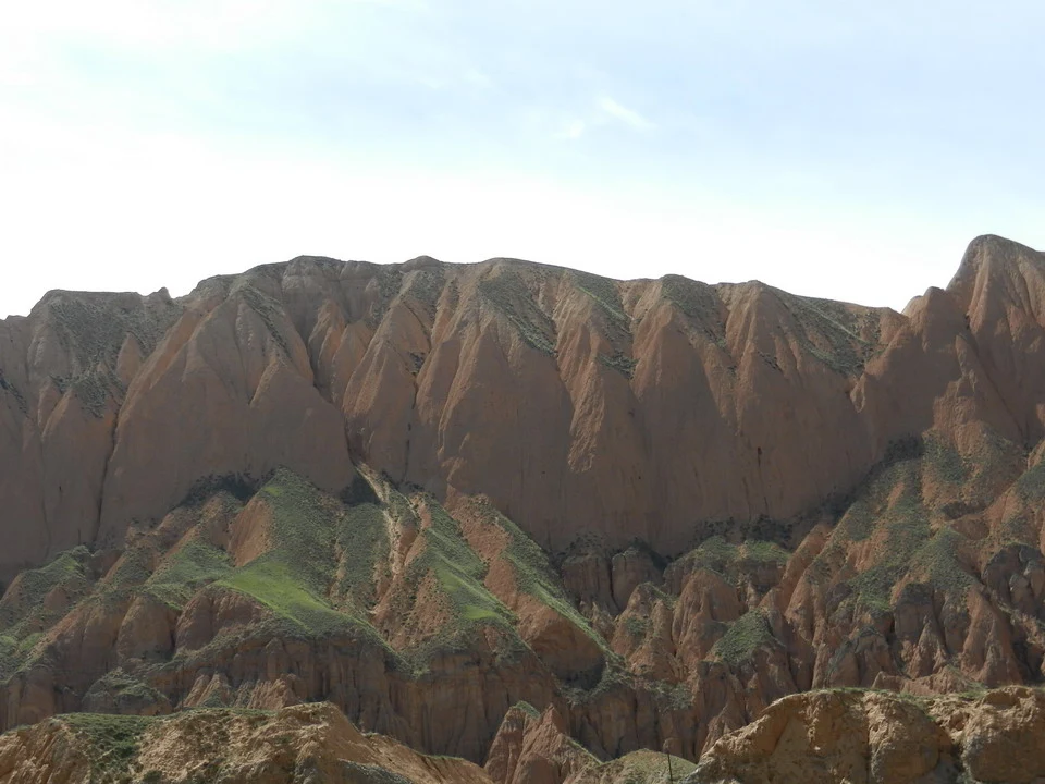 Paesaggio montuoso arido in Cina con colline ondulate e secche.