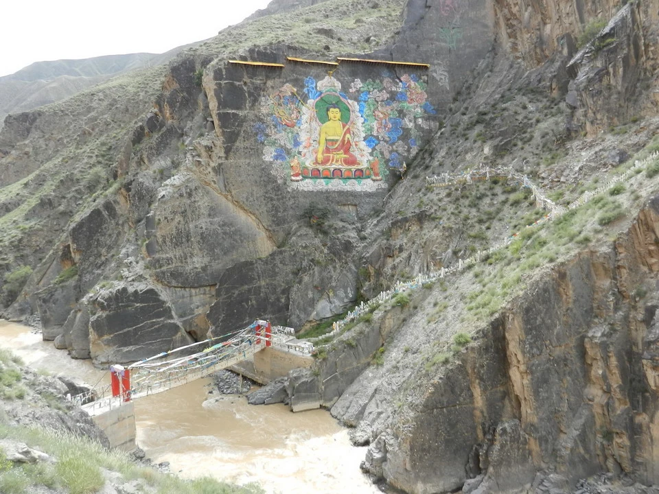 Dipinto rupestre di Buddha scavato nella parete rocciosa della Cina.