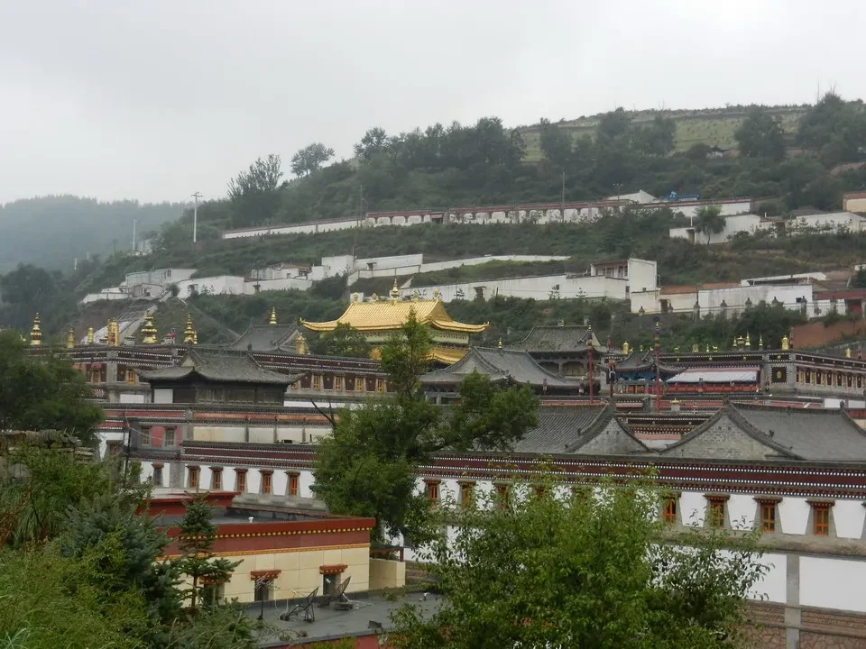 Vista panoramica di un tempio e delle strutture monastiche su una collina in Cina.