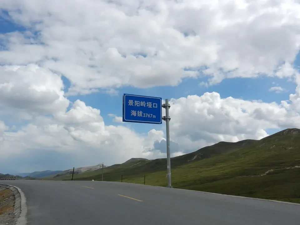 Segnale stradale in Cina che indica la distanza a Zhangye.