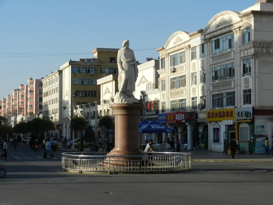 Statua di Marco Polo in una piazza cittadina cinese.