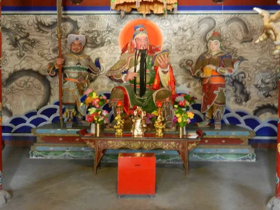Una galleria fotografica di un tempio cinese con statue religiose.