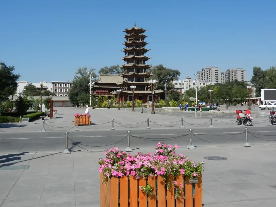 Una maestosa pagoda tradizionale si erge al centro di una piazza aperta in Cina.