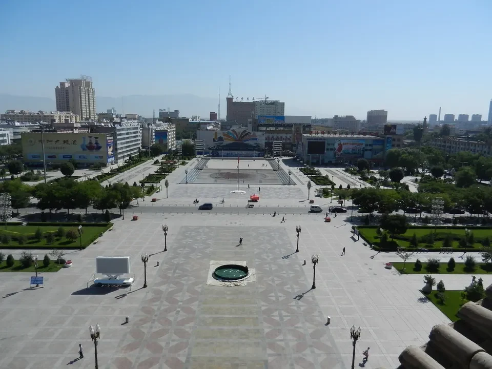 Una veduta panoramica di un parco urbano con edifici sullo sfondo in Cina.