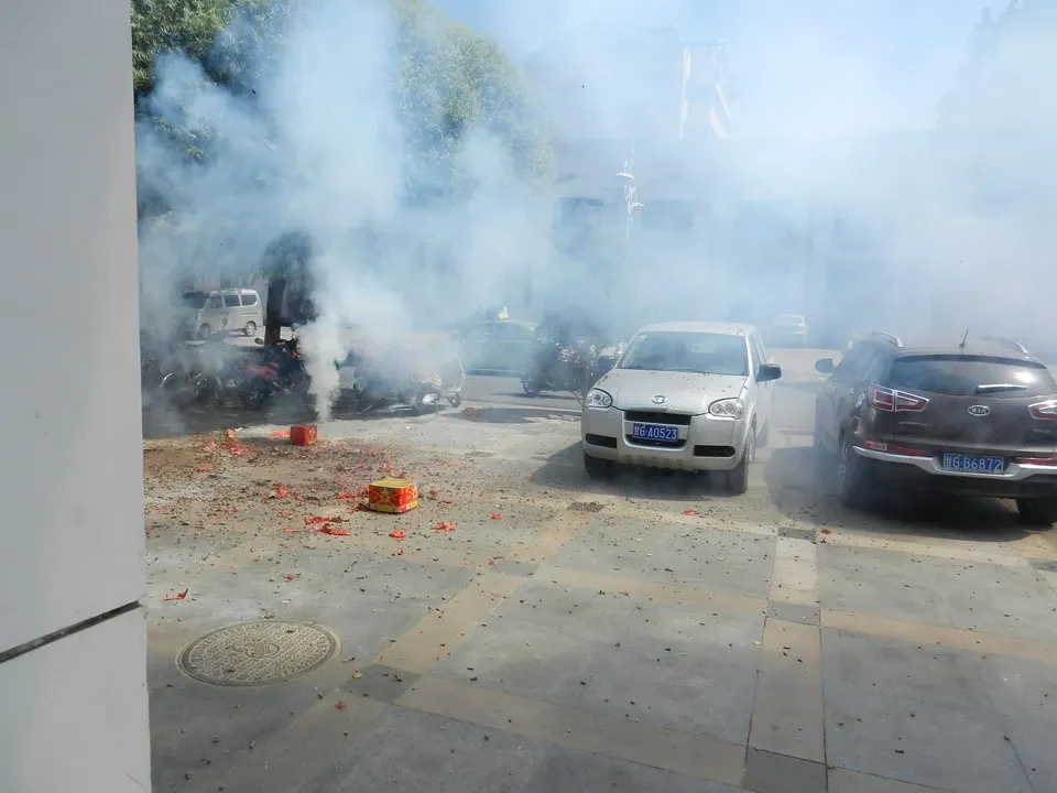 Automobili emettono fumo in una scena di strada in Cina.