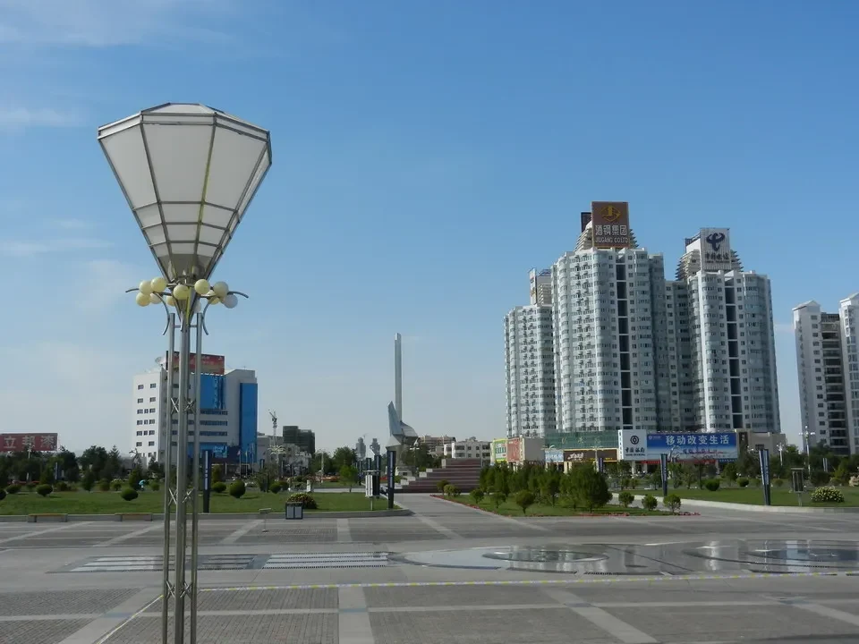 Vista panoramica di edifici residenziali in una città cinese sotto un cielo azzurro.