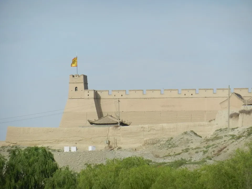 La Grande Muraglia cinese con una fortezza in pietra sotto il cielo aperto.