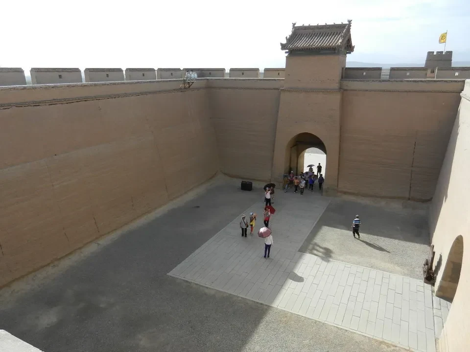La Grande Muraglia cinese mostra una sezione di fortificazione con un arco d'accesso.