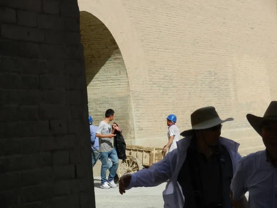 Una vista del Grande Muro della Cina attraverso un arco di pietra.