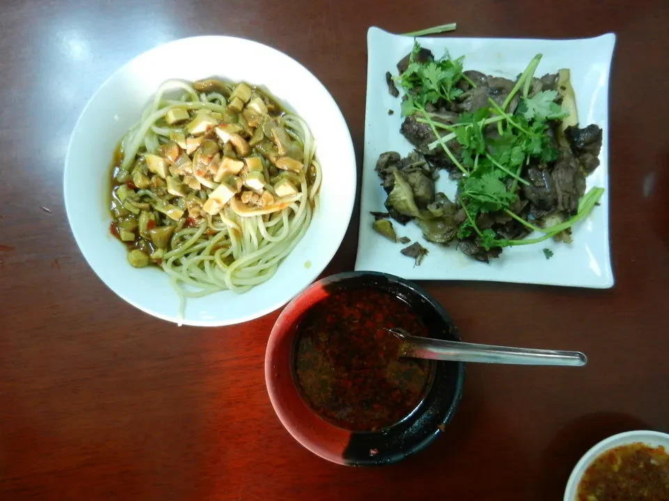 Un piatto di pasta con verdure e carne è servito su un tavolo in Cina.