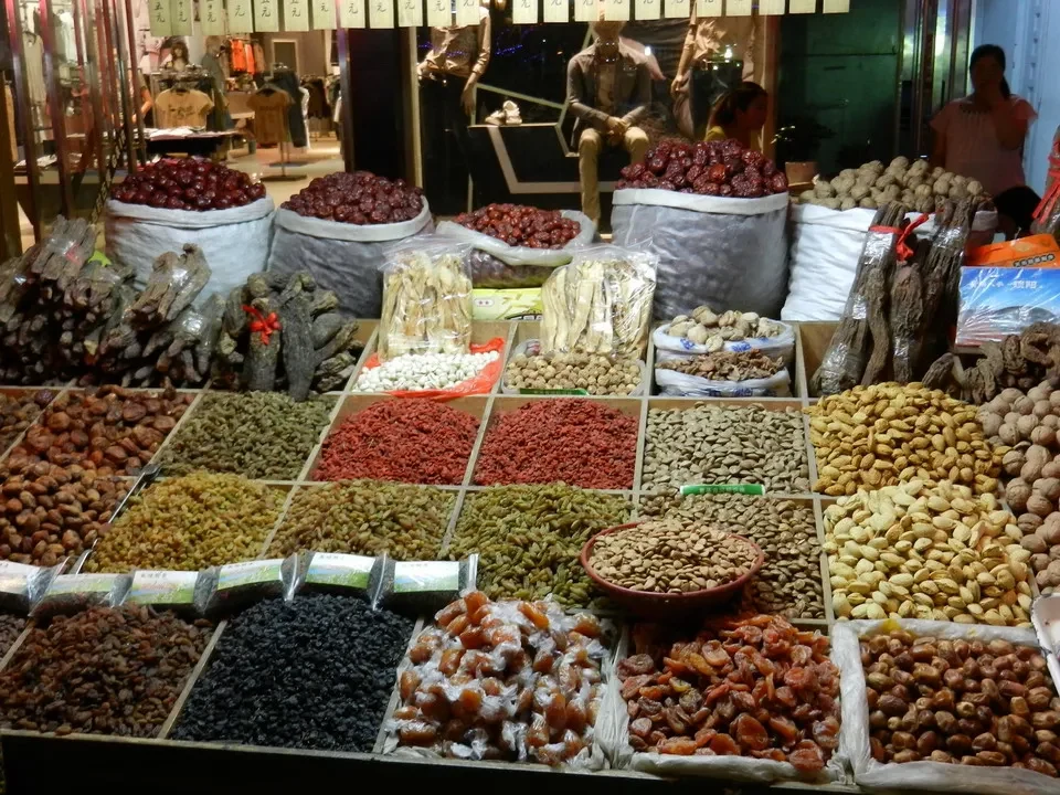 Mercato serale con una vasta esposizione di spezie e prodotti alimentari in Cina.